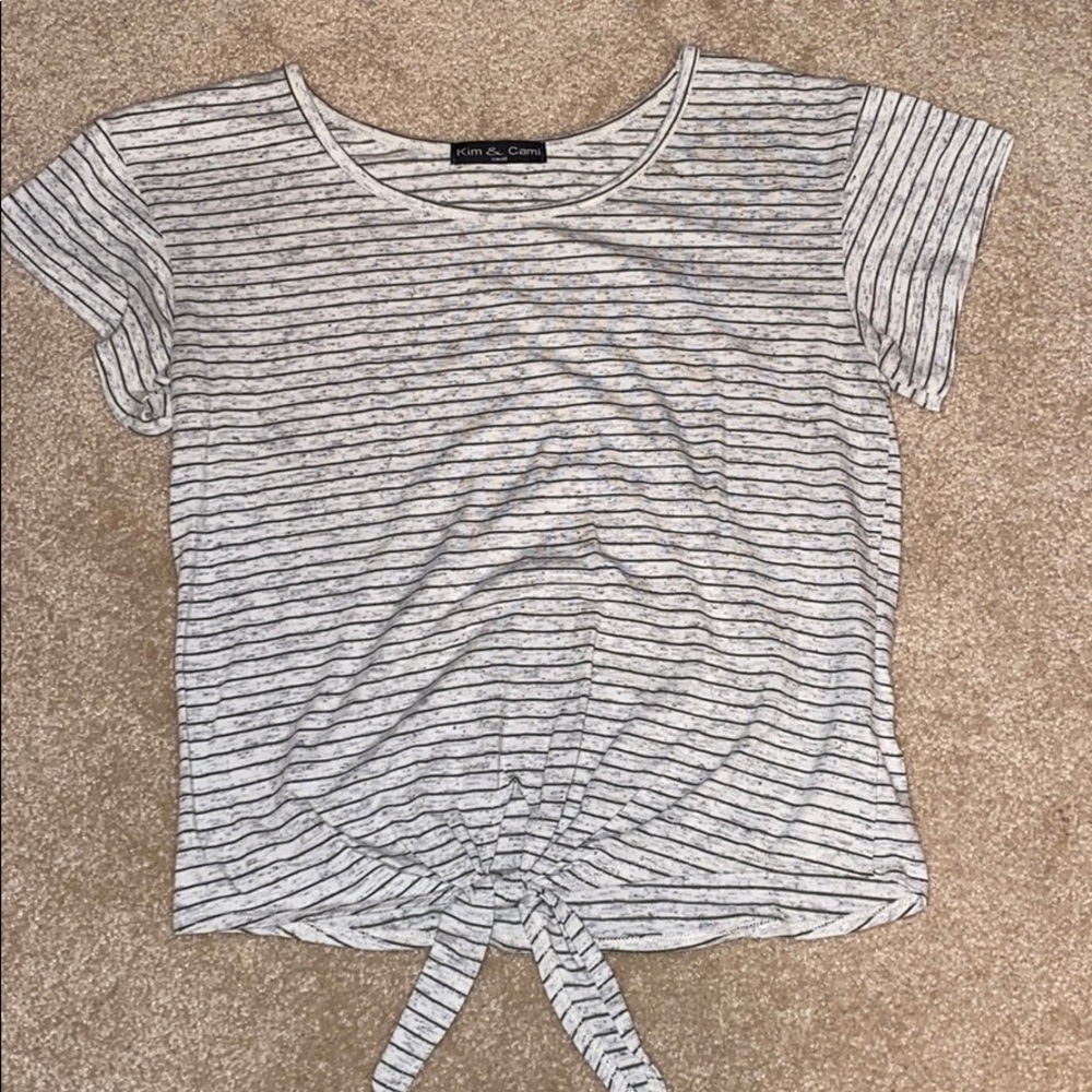 Kim and Cami size Small tie front T shirt